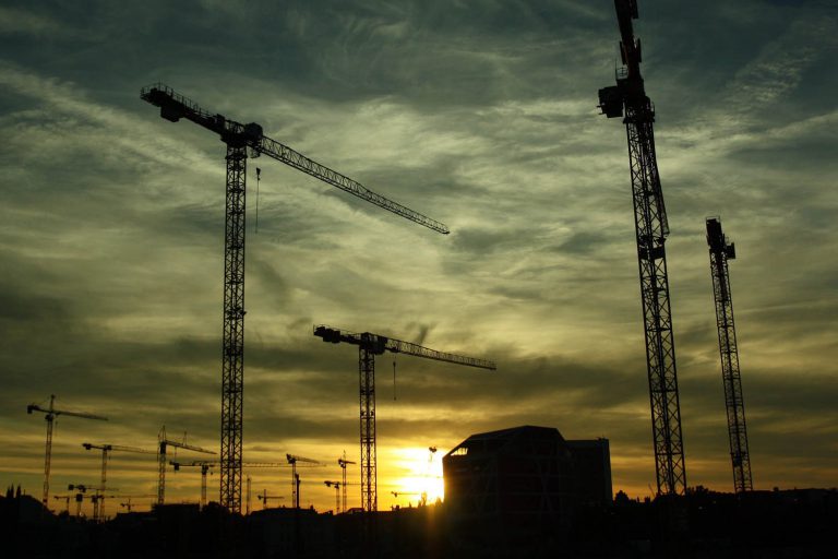 Baustelle mit Kranen